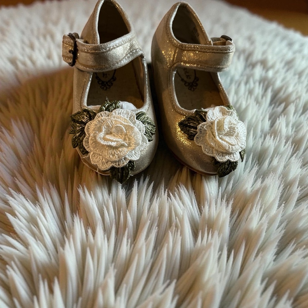 Elegant Kids Mary Jane Dress Shoes with Floral Detail